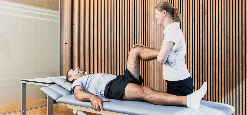 osteopathie Die Osteopathie ist eine eigenständige, ganzheitliche Medizin, in der unsere Diagnostik und Behandlung mit den Händen erfolgen. Als Osteopathen gehen wir dabei den Ursachen von Beschwerden auf den Grund und behandeln den Menschen in seiner Gesamtheit.