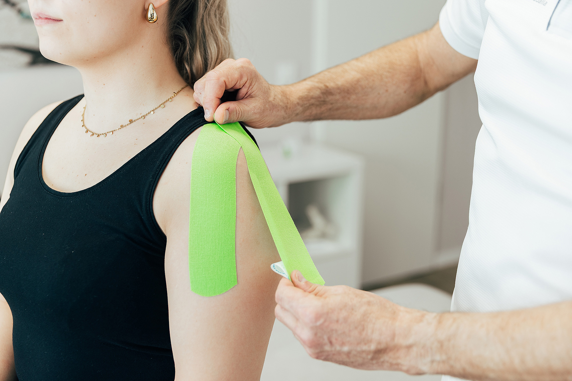 Kinesio-Tape im Orthocentrum Hannover-Laatzen Elastische Bänder unterstützen körpereigene Heilungsprozesse. Schmerzlinderung und Schmerzfreiheit. Neuraltherapie Alternativmedizin